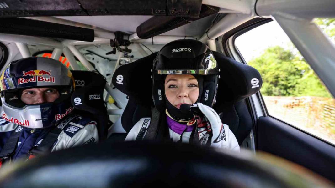 Bir eli direksiyonda, diğer eli gaz ve frende: Kübra rüzgarla yarışıyor! 1